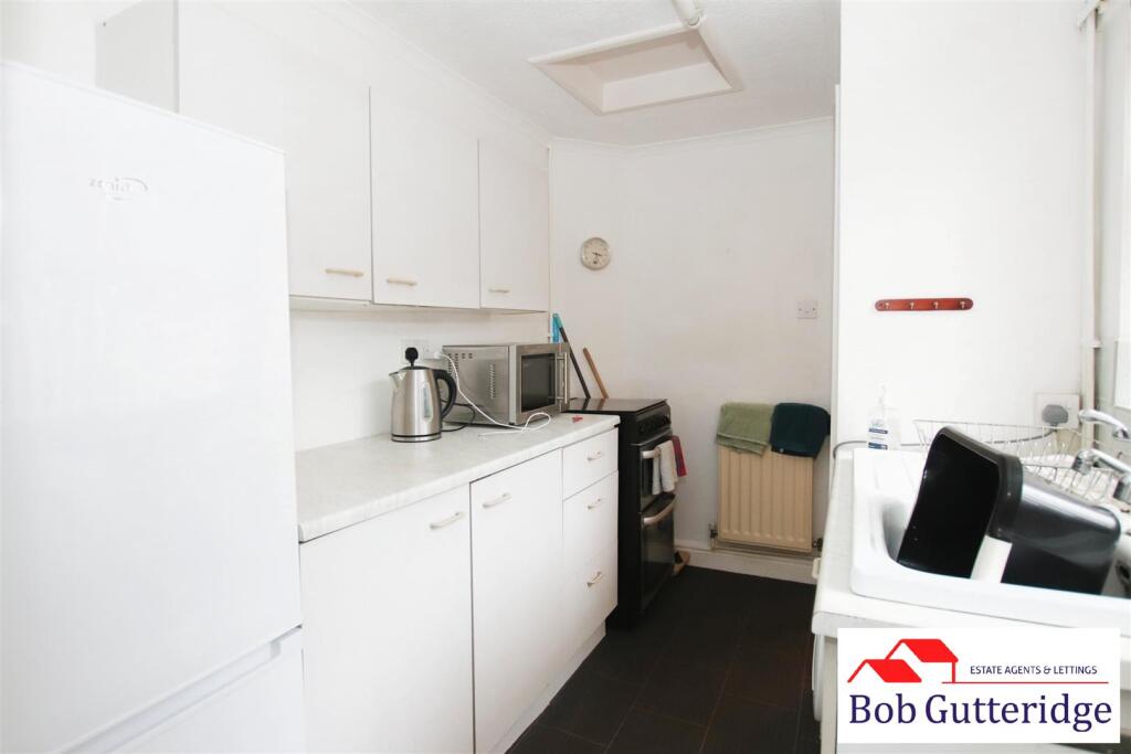 FITTED KITCHEN