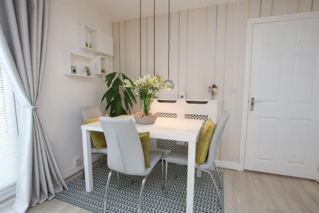 OPEN PLAN LOUNGE &amp; DINING ROOM