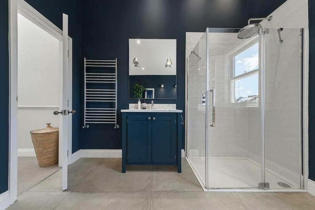 Bathroom (2).jpg