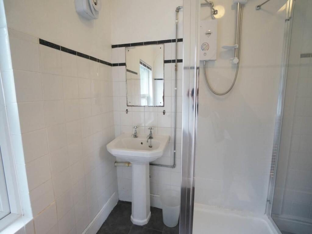 1Penllys_bathroom1.JPG