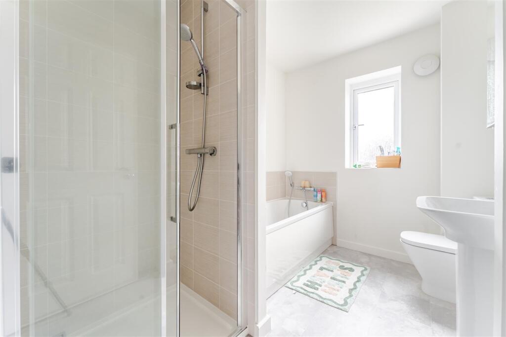 13 - family bathroom.jpg