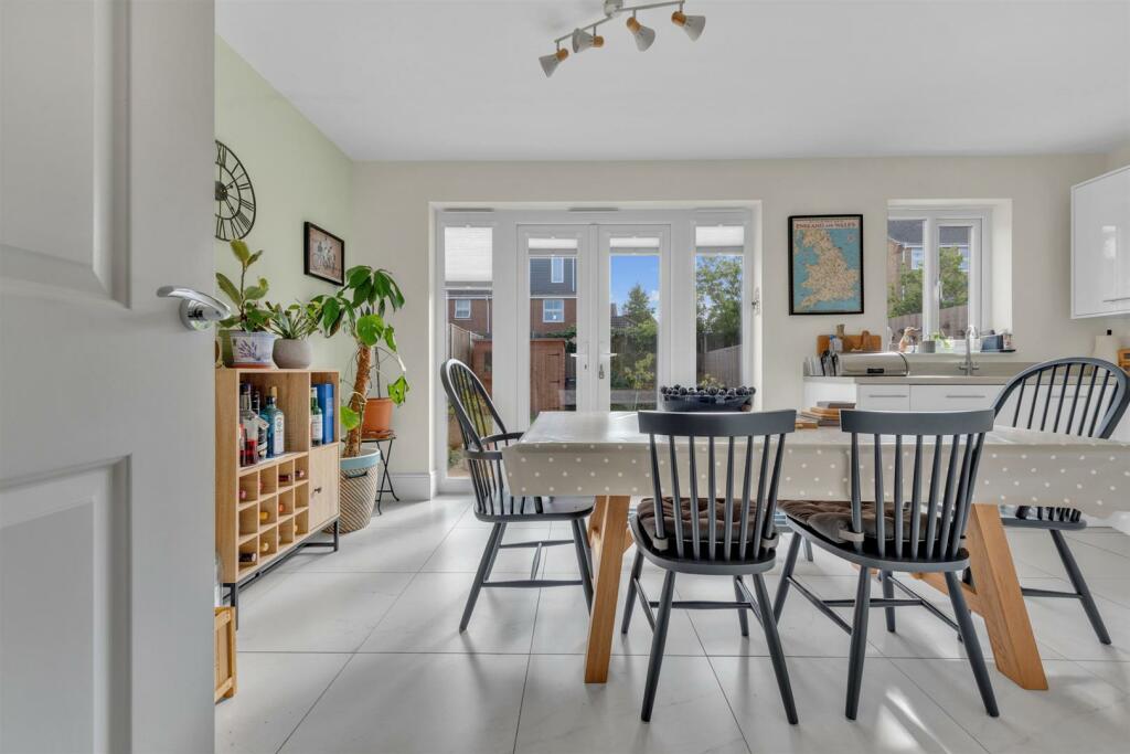 Kitchen/ Dining Room