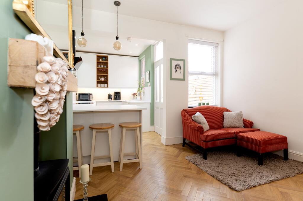 LIVING ROOM AND KITCHEN/DINER