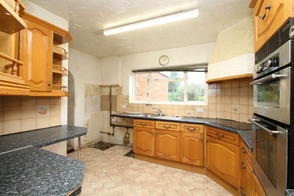 Kitchen 2.JPG