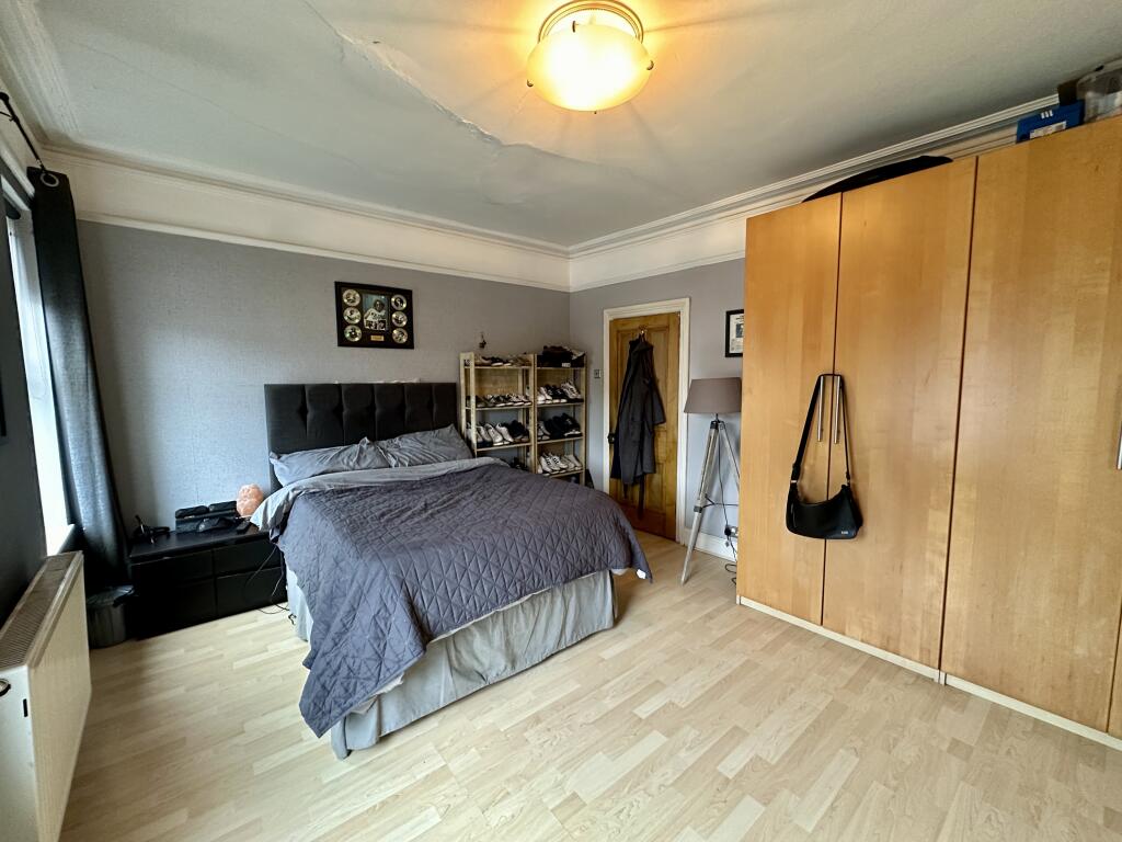 10. Master bedroom.JPG