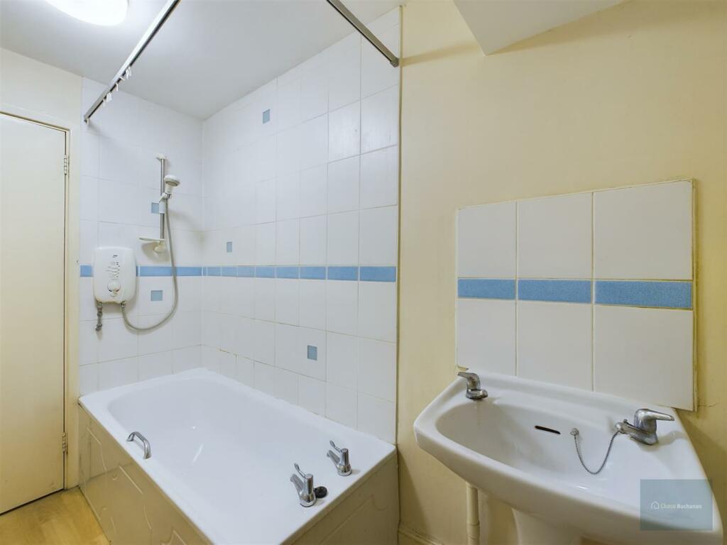 F4 Bathroom.jpg