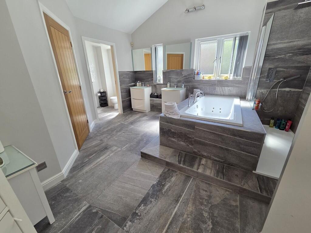 master bedroom en...