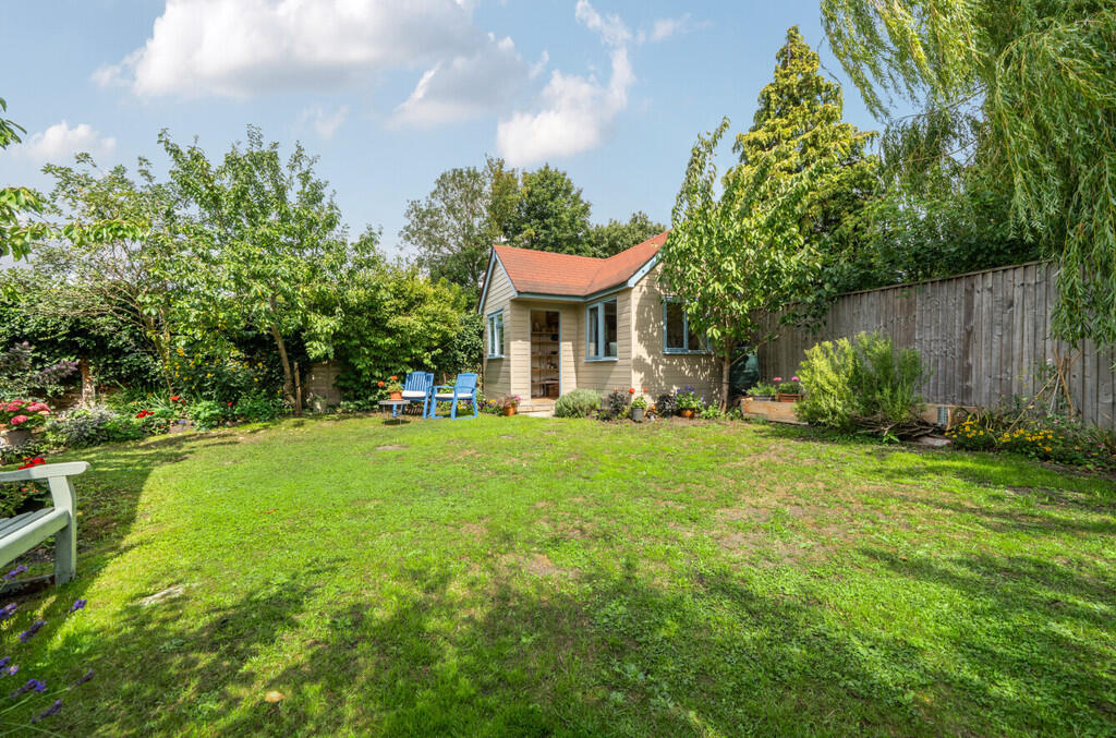 1330272-4-688a25c...