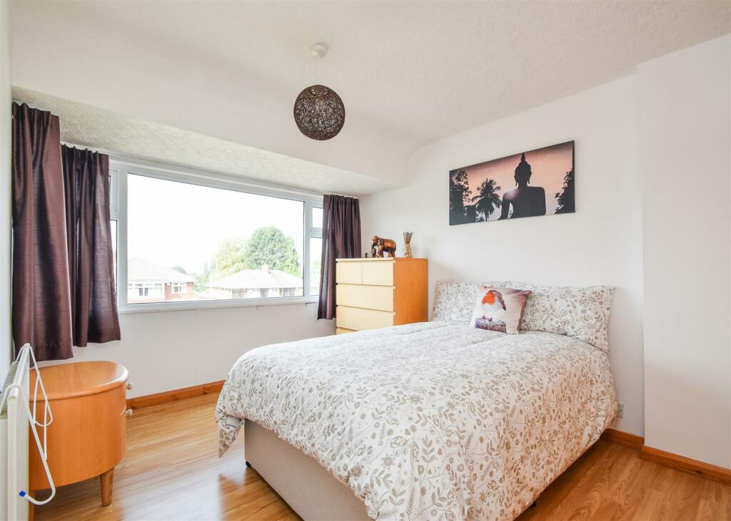 10 Waverley Crescent - Bedroom 1.jpg