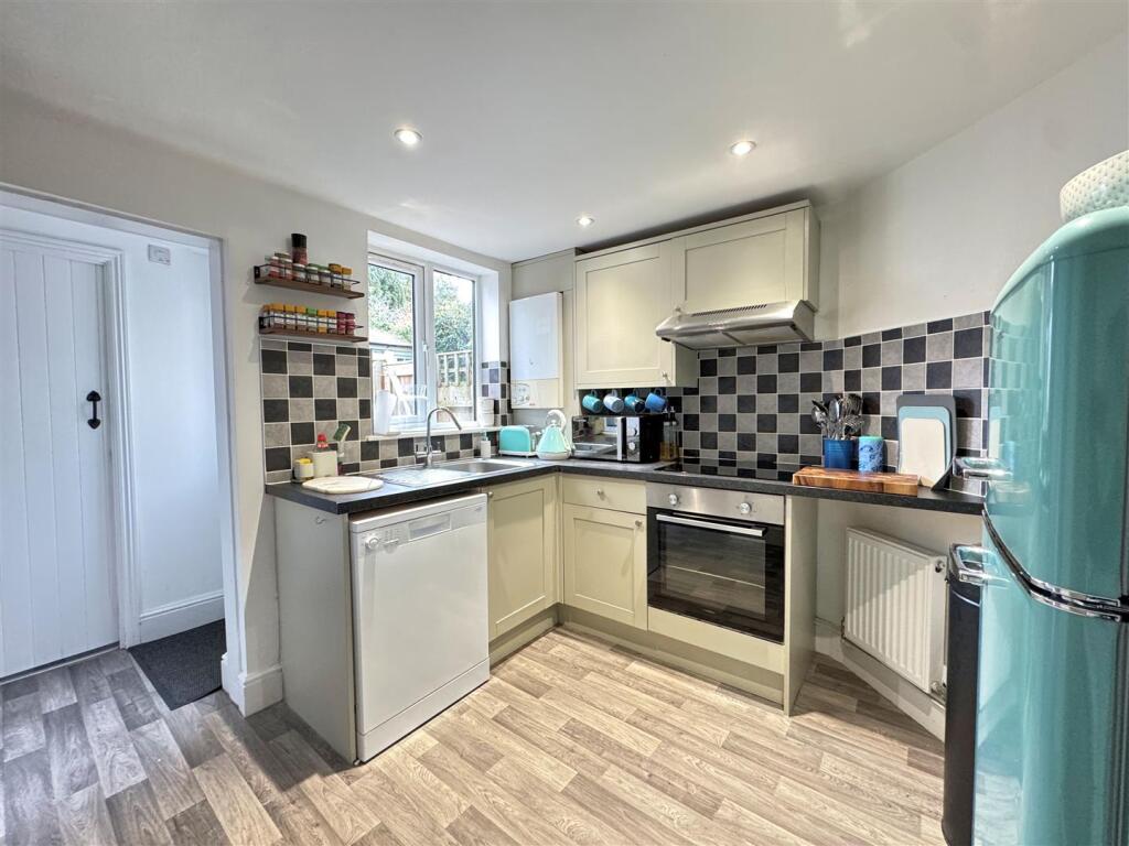 Kitchen 2.jpg