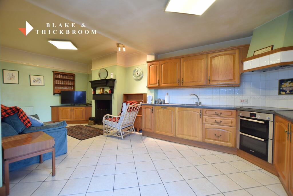 KITCHEN/LIVING/DINER