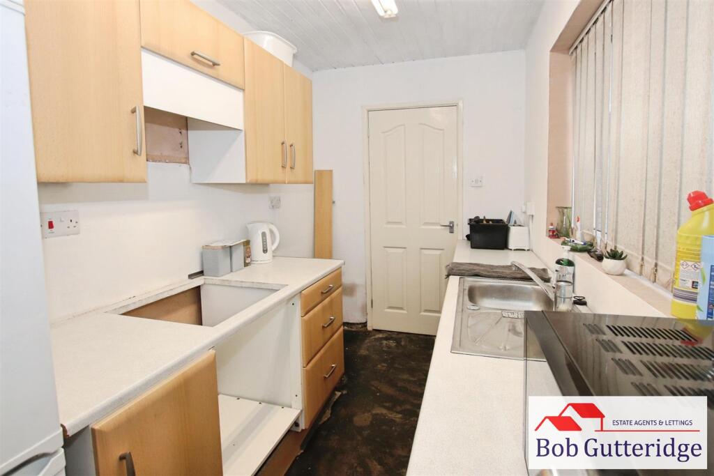 FITTED KITCHEN