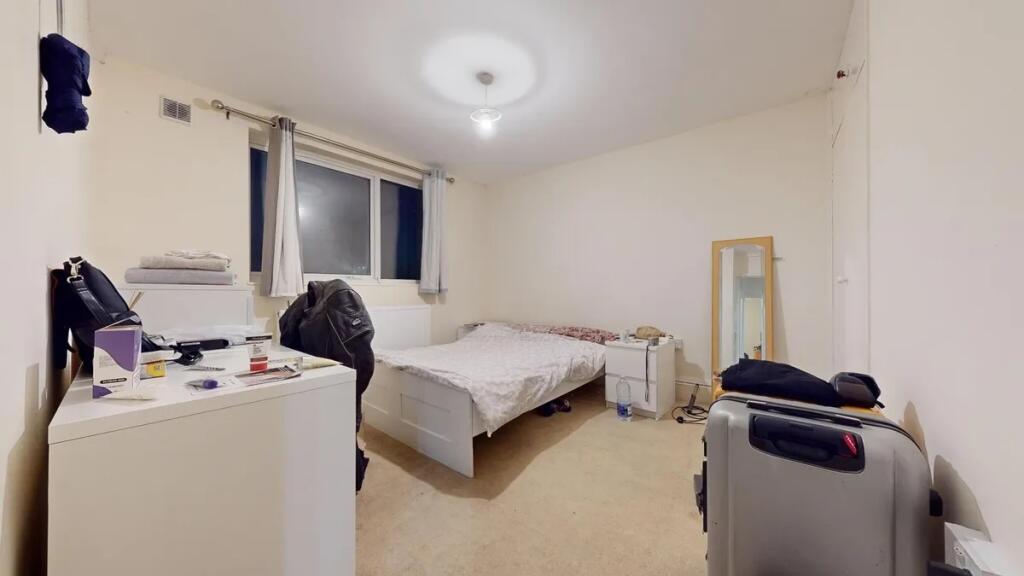 A cozy double bedroom featuring a comfortable b...