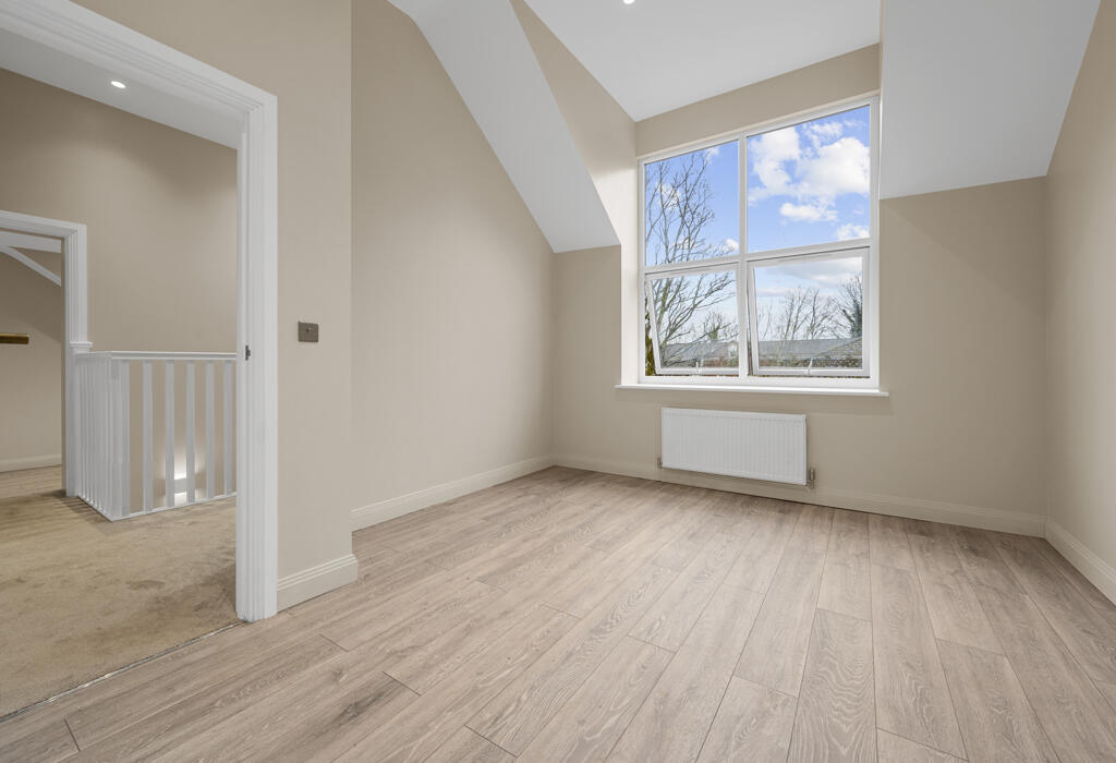 Large and comfortable bedroom 4