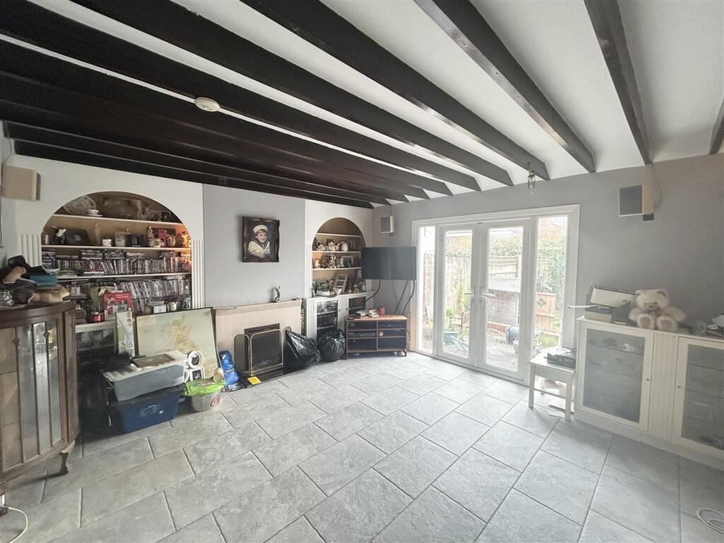 Lounge/Dining Room:
