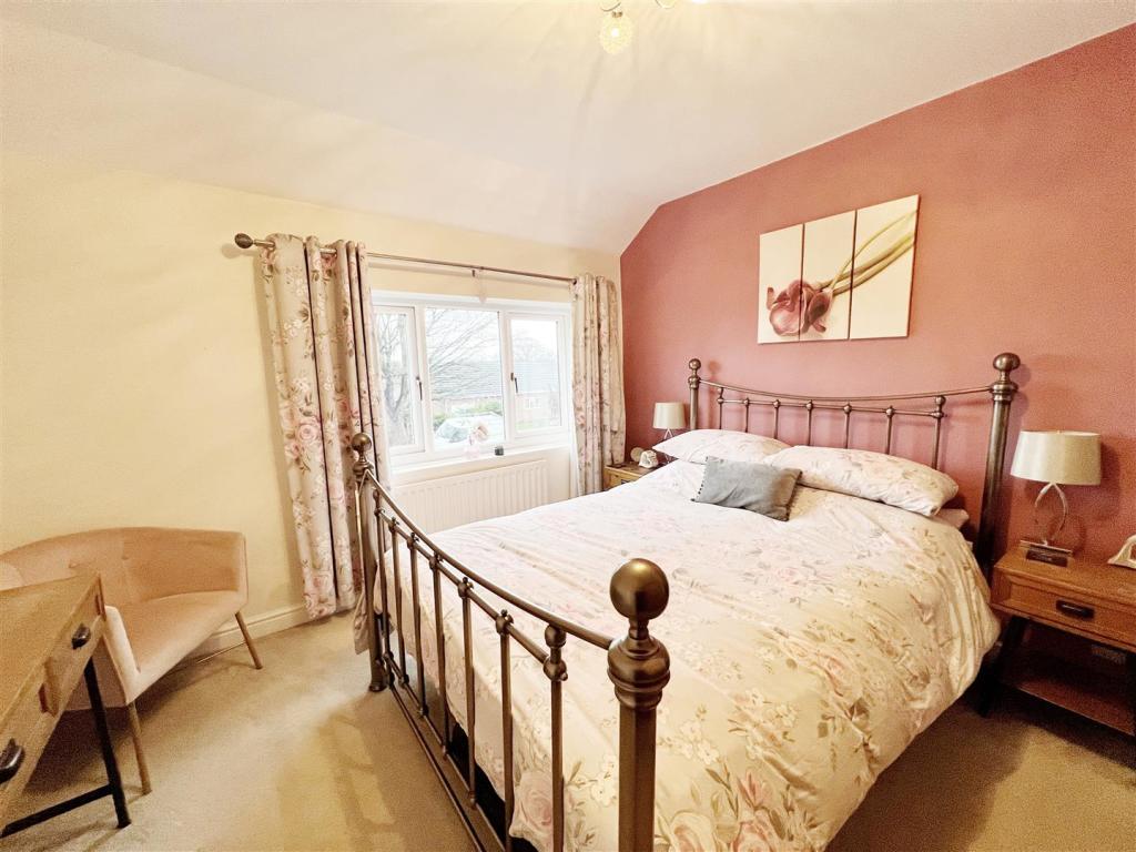 Bedroom 1 pic 3.jpg