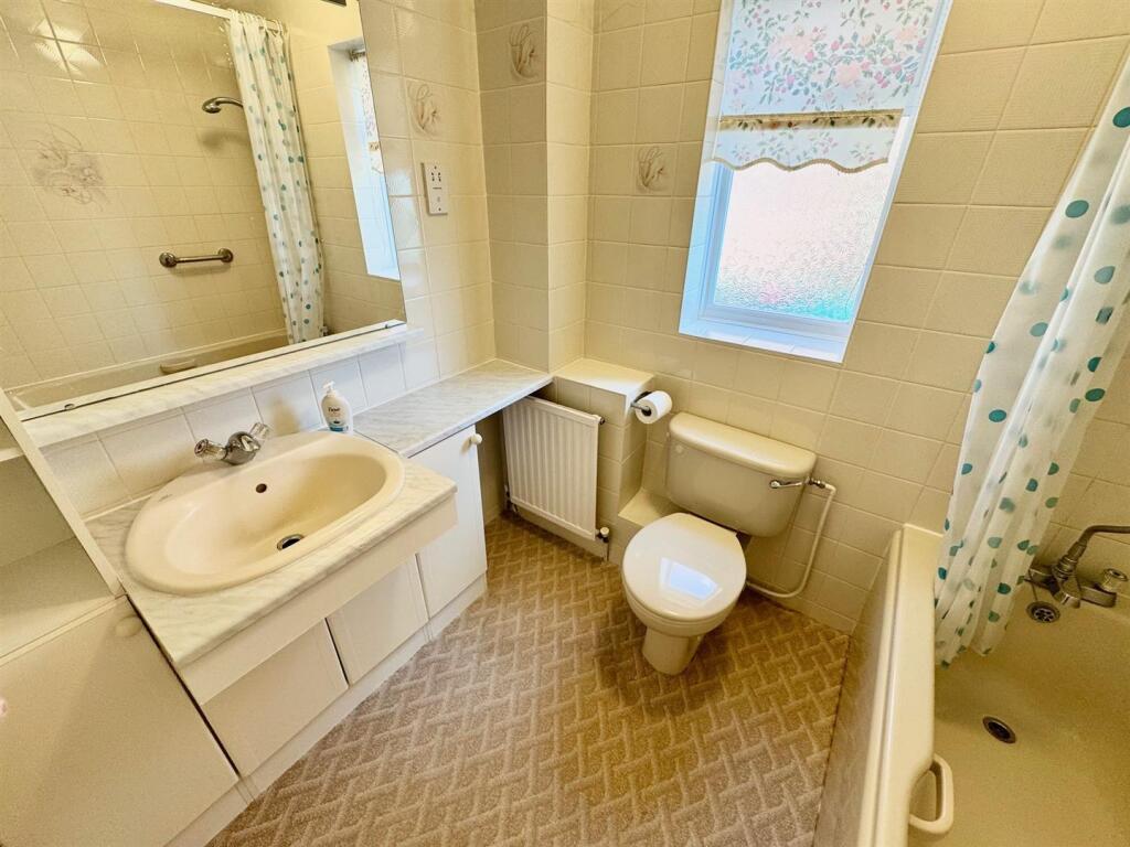 Bathroom 2.jpg