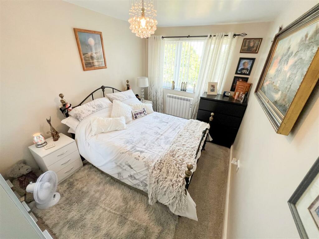 DOUBLE BEDROOM