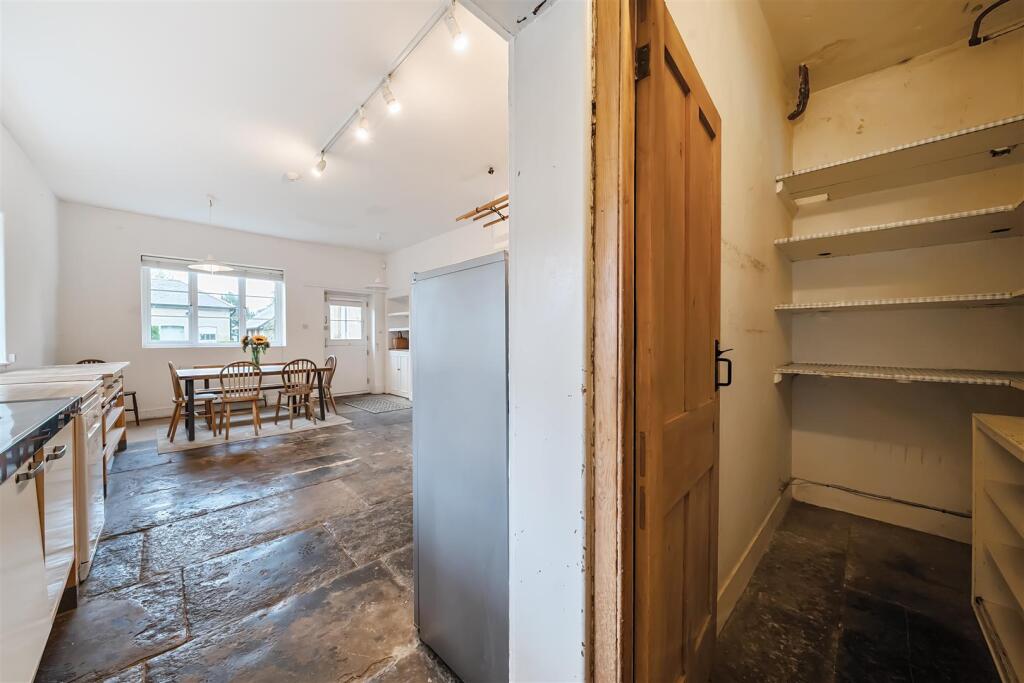 Kitchen/ Dining Room