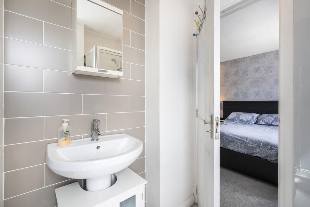 8 Fowler Cresent,...