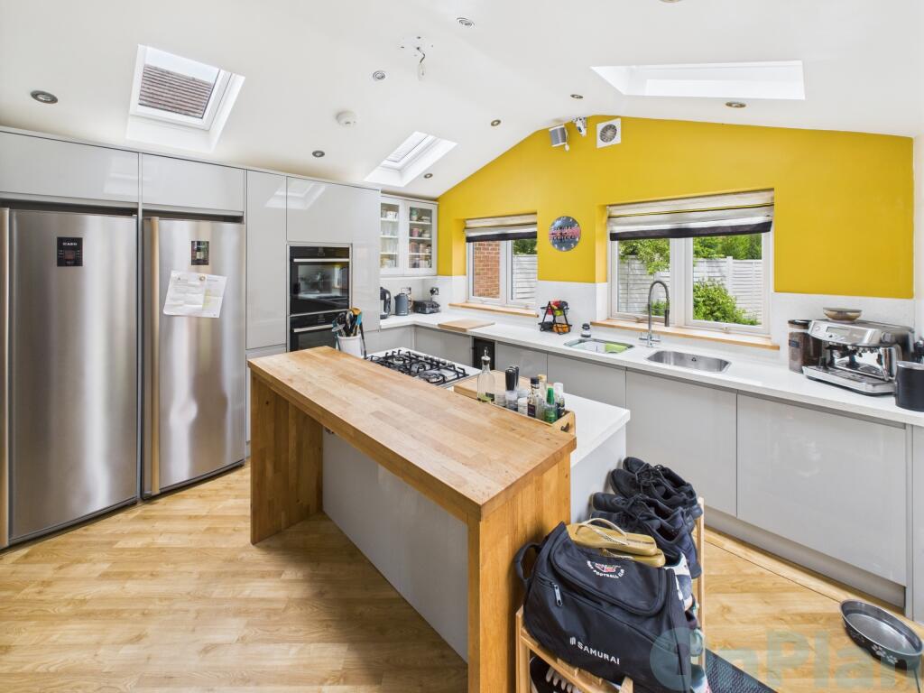 CAM04024G0-PR0029-STILL033