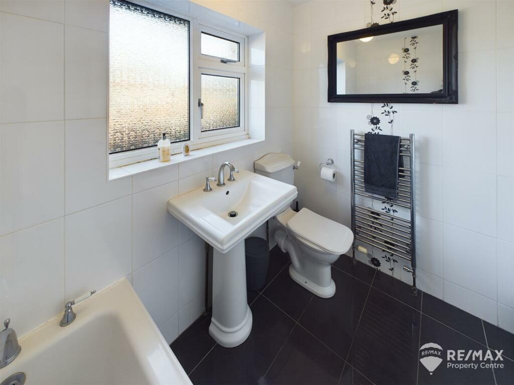 Bathroom (2).jpg