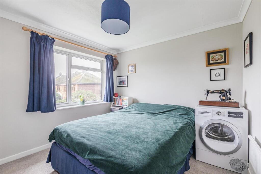 32 Godley Road, Byfleet, KT14 7EP - 9.jpg