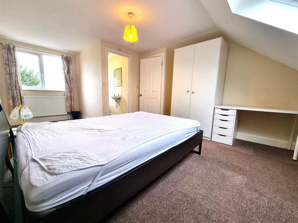 BEDROOM PIC 2