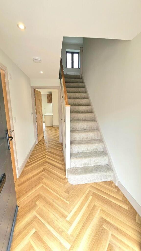 10 Magnum Plum Way entrance hall.jpg