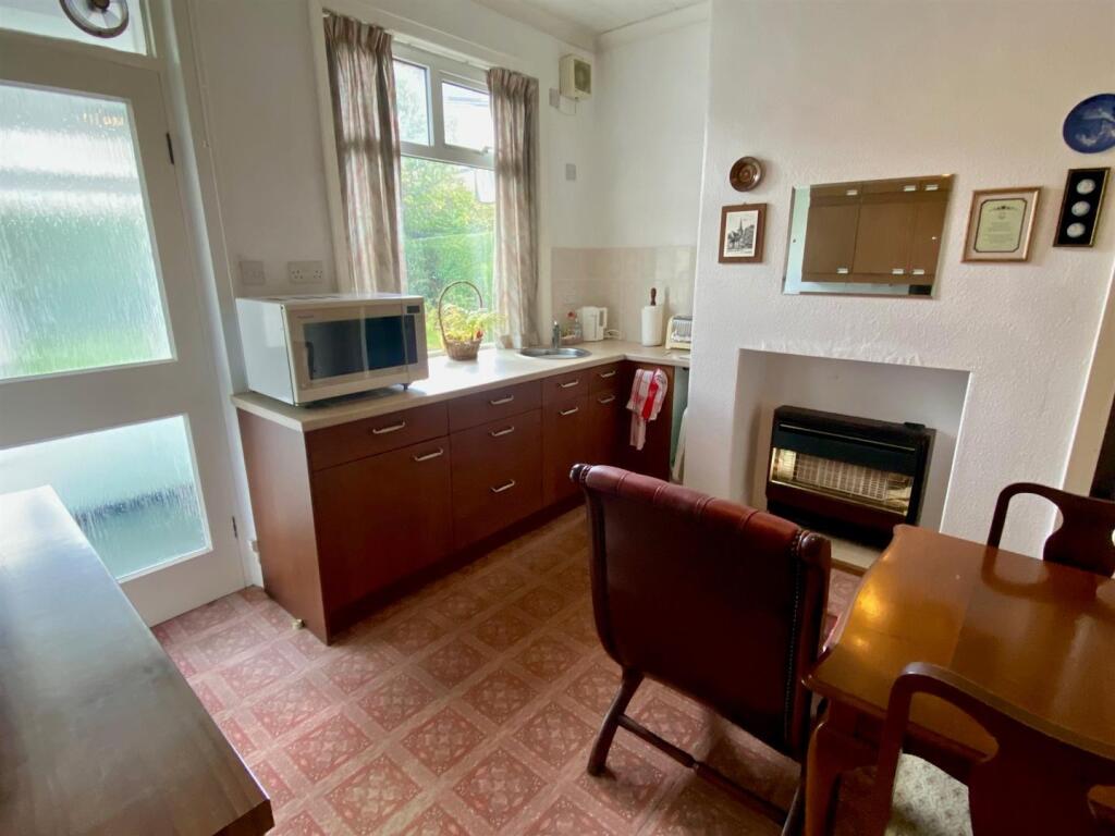 kitchen 2.jpg
