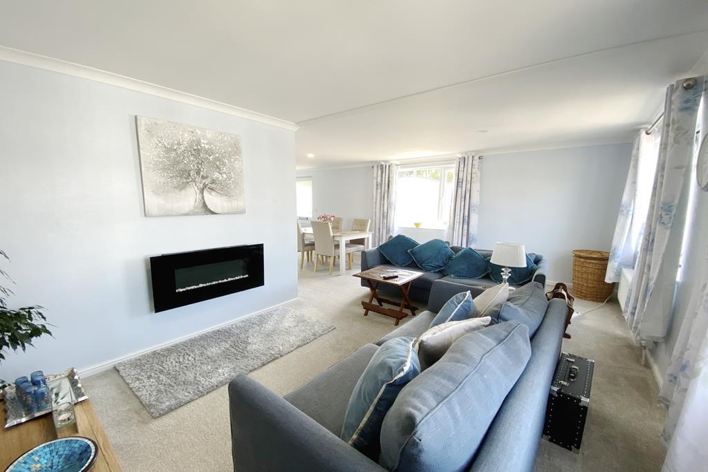 Lounge/Dining Rm