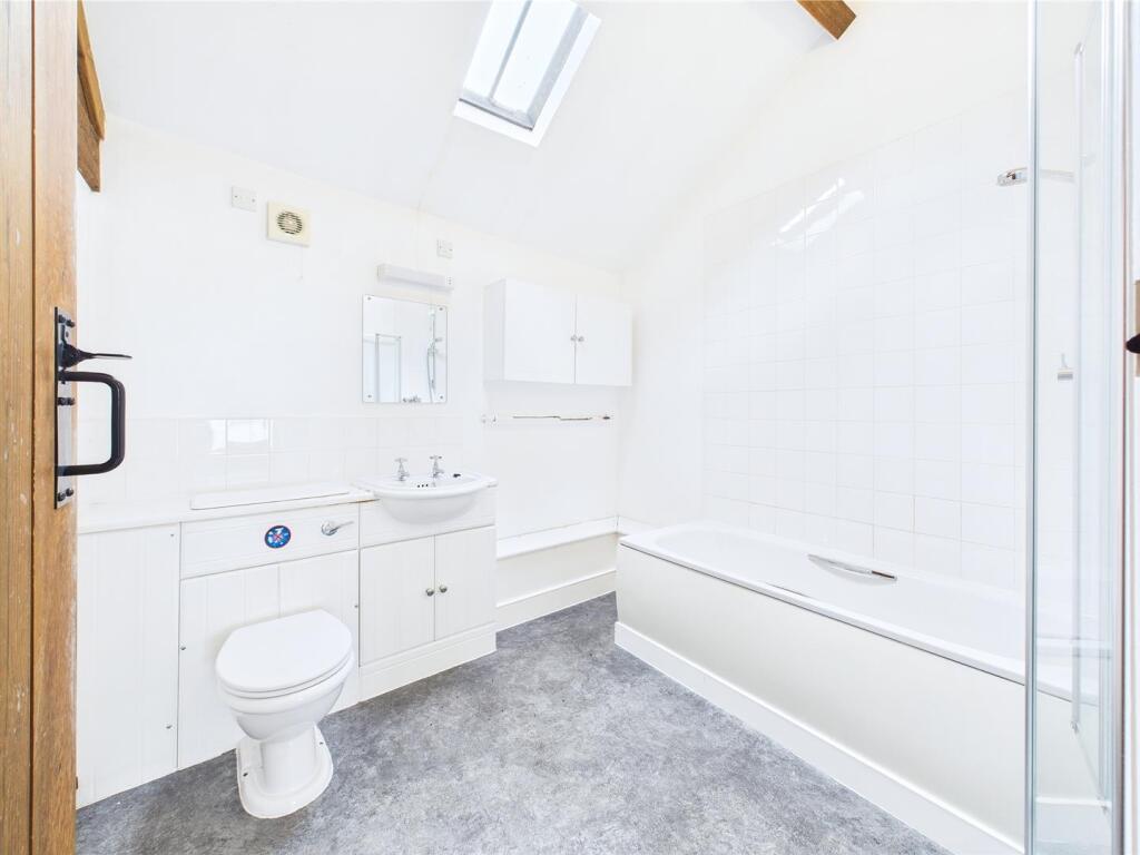 33 - LARGE HOUSE WITH ATTACHED 3- BED ANNEX THORNB