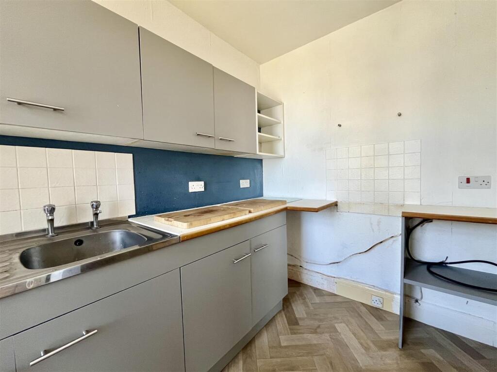 KITCHEN (UPSTAIRS)