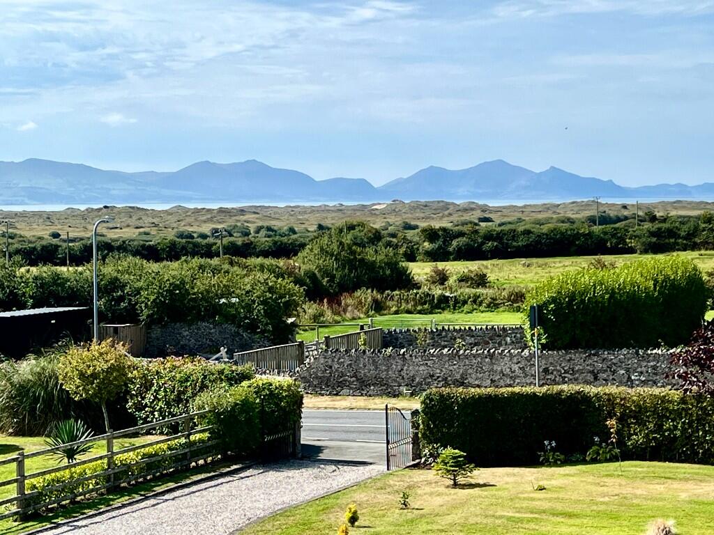 Llwyn Helyg, Newborough