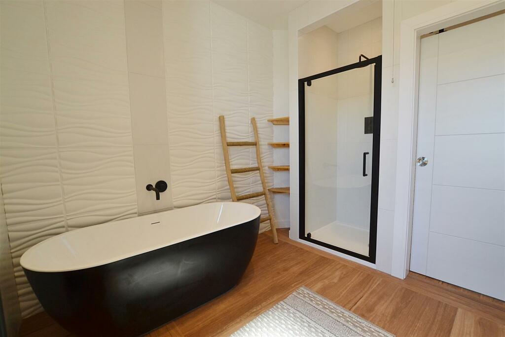 bed 2 ensuite.JPG