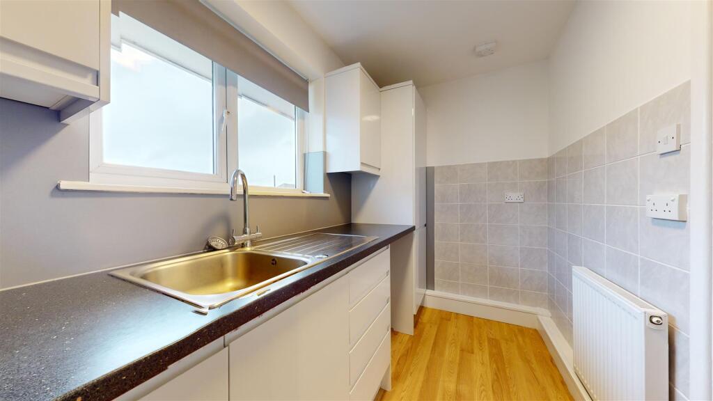 Kitchen 2.jpg