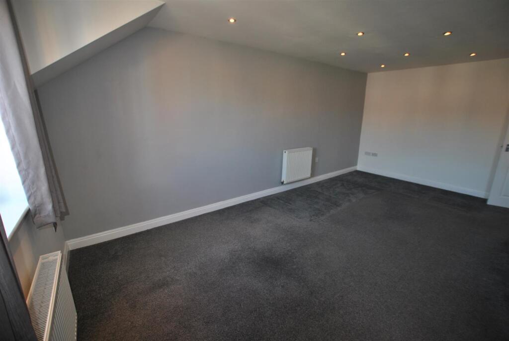 OPEN PLAN LOUNGE/KITCHEN AREA