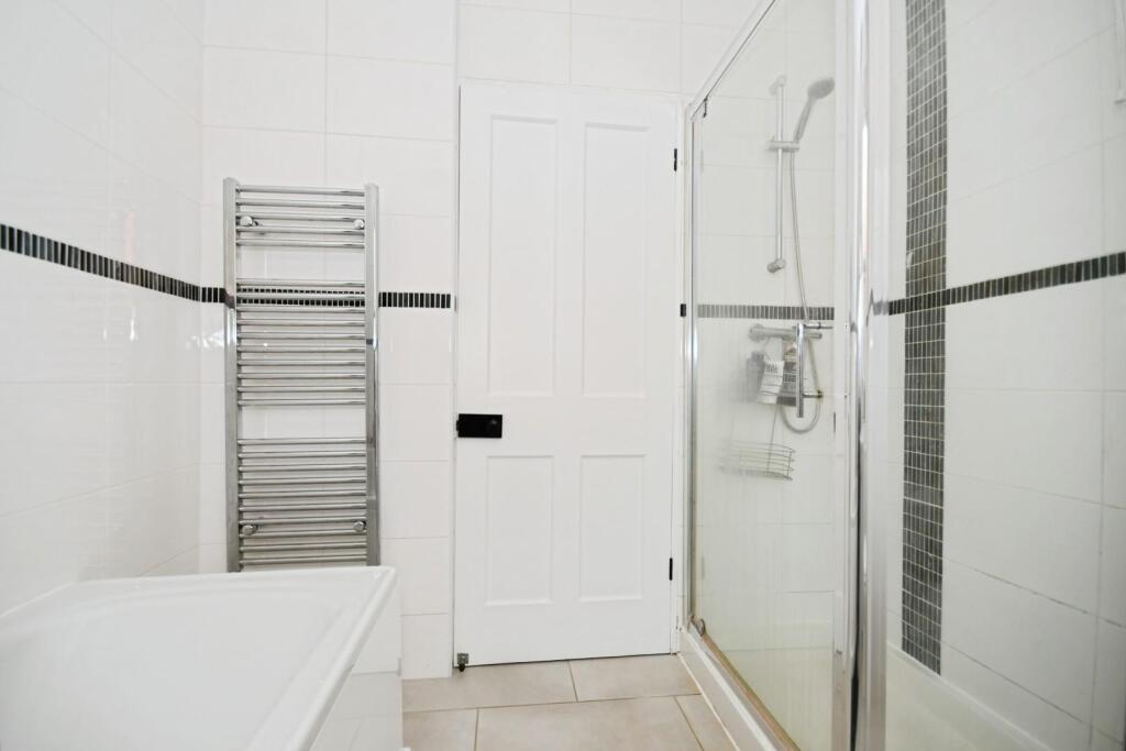 BATHROOM 02.jpg