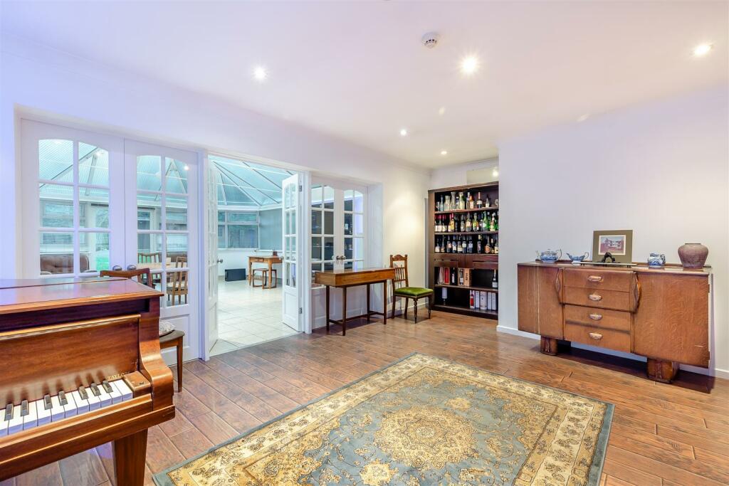 8582899-interior21.jpg