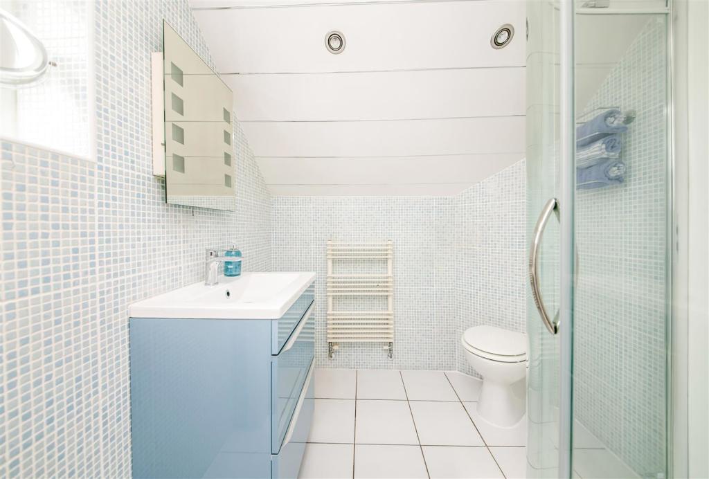 EN-SUITE SHOWER ROOM