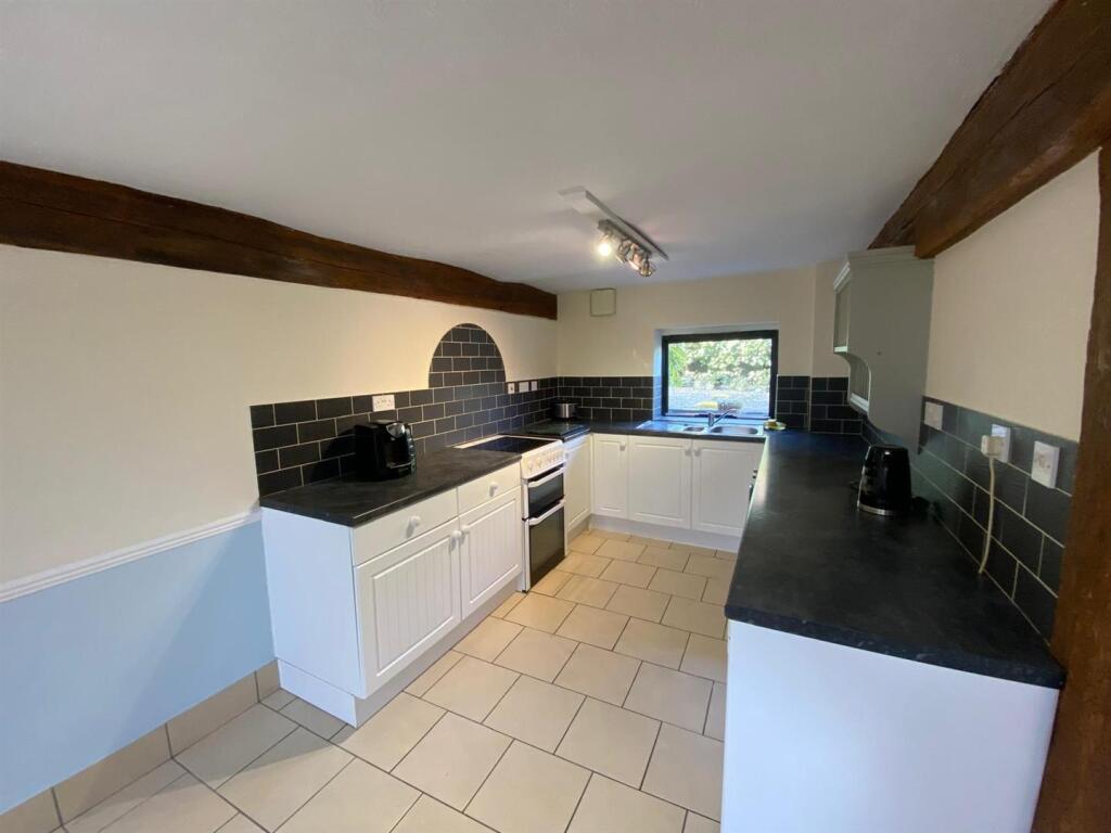 Sitting Room/ Kitchen: