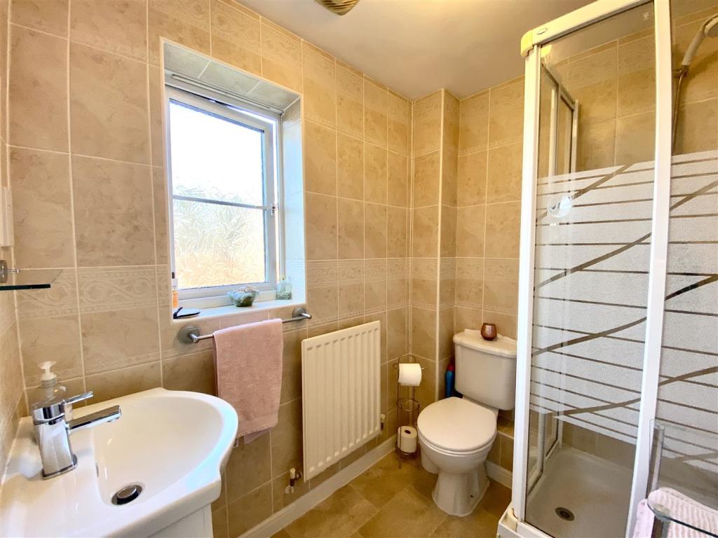 EN-SUITE SHOWER ROOM