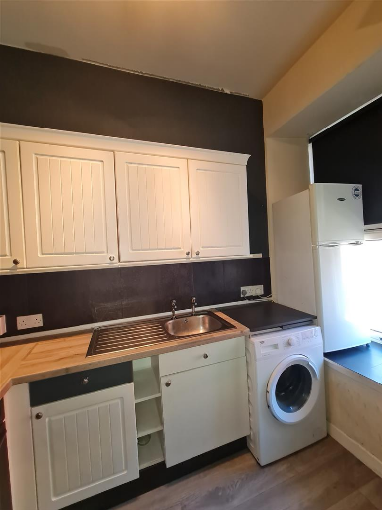 8 Windmill Street Kitchen2.png