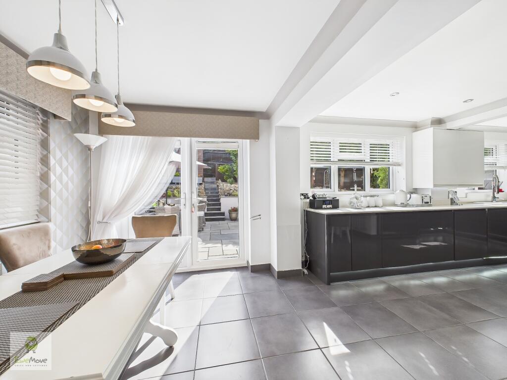 CAM02308G0-PR0189-STILL021-2