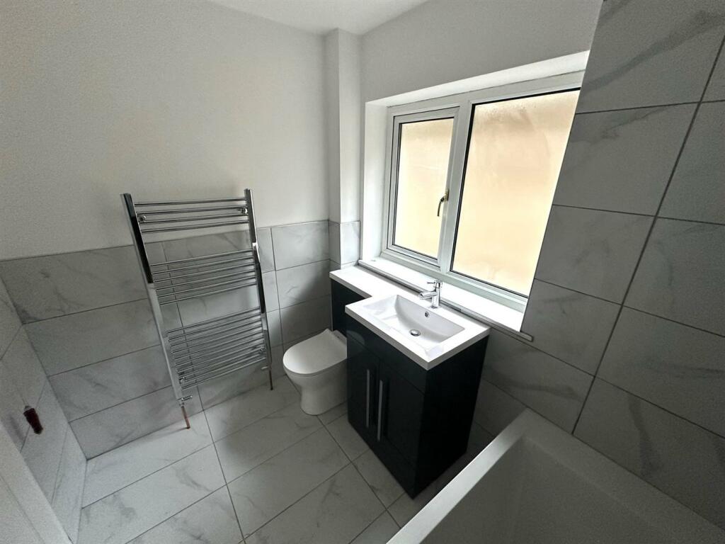 bathroom 3.jpg