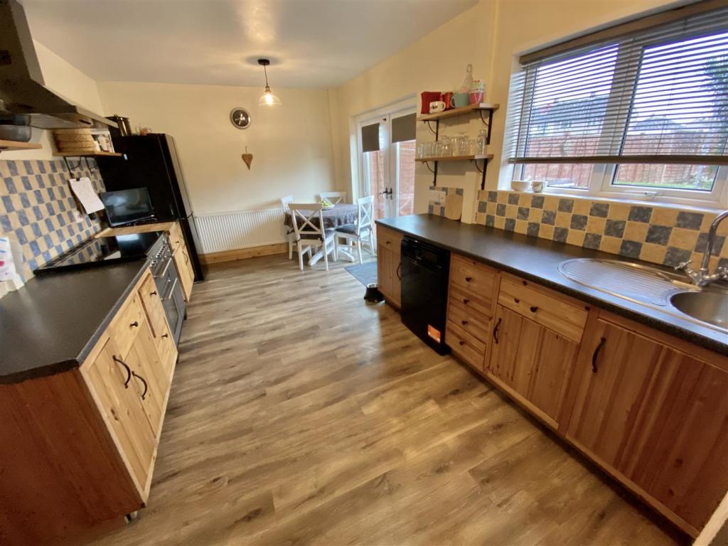 KITCHEN/DINING ROOM
