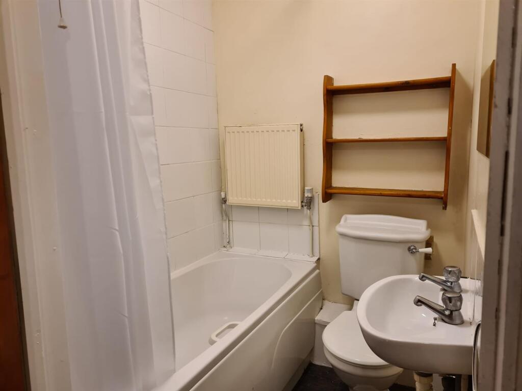 Bathroom - 58b Mill Road.jpg