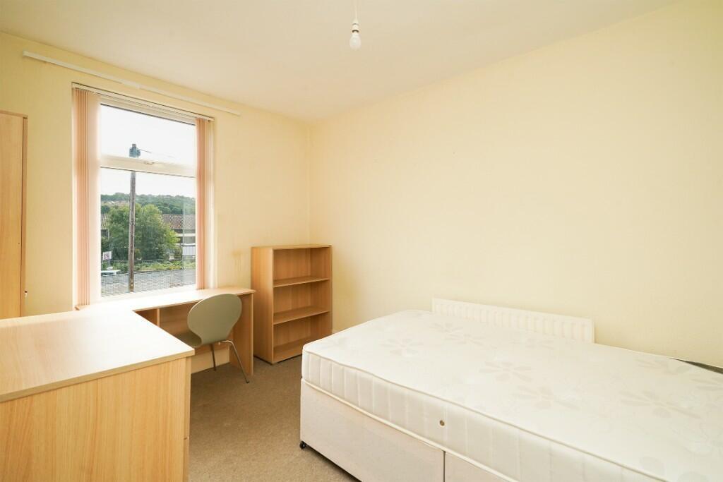 Bright and tidy single bedroom featuring a comf...