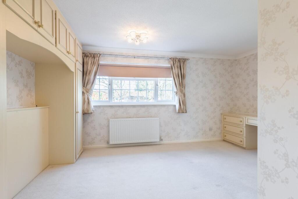 MASTER BEDROOM (REAR)