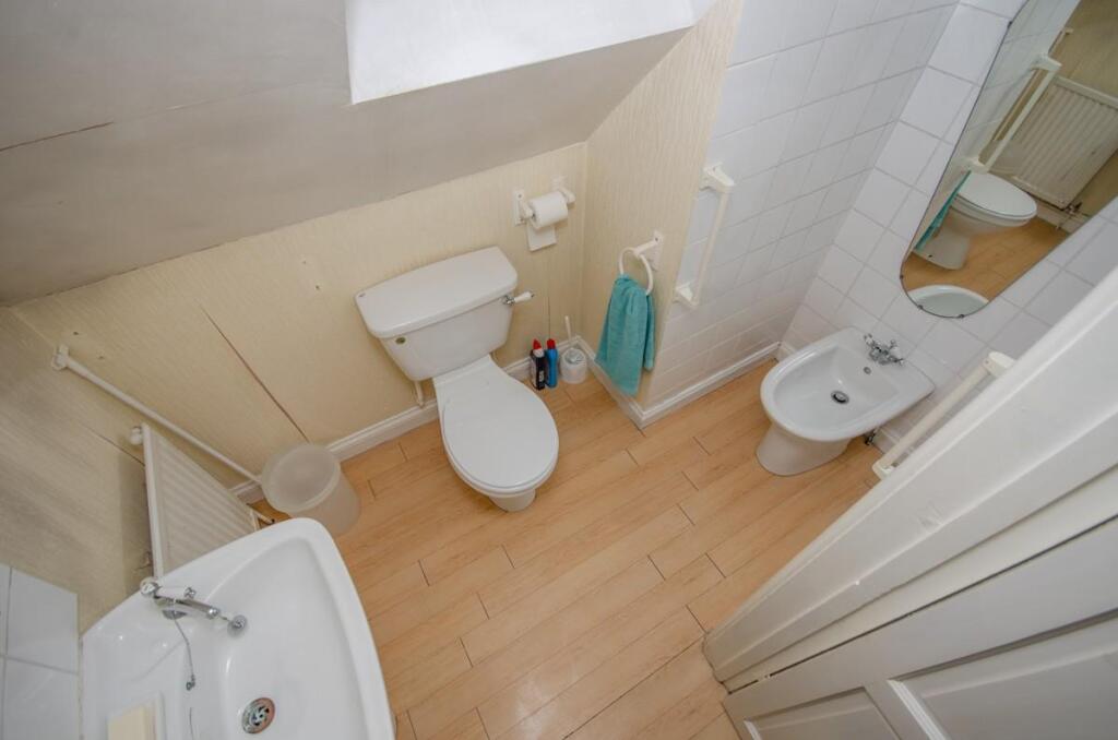Ensuite cloakroom.jpg